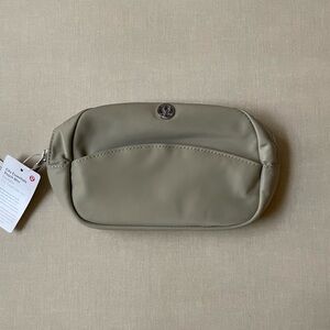 Lululemon City Essentials Pouch Mini - Raw Linen